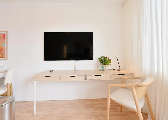 Beautiful And Stylish 1-bedroom With Kitchen And King Size Bed